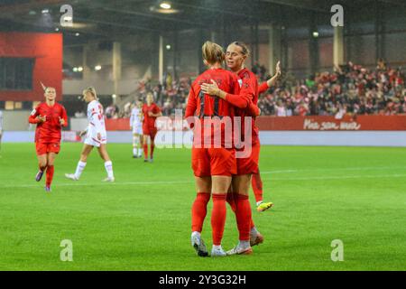 Torjubel zum Tor zum 6:2 durch Lea Schueller (FC Bayern München, 11), mit Klara Buehl (FC Bayern München, 17), FC Bayern München gegen RB Leipzig, Fussball, Google Pixel Frauen-Bundesliga, 2. Spieltag, Saison 2024/25, 13.09.2024, DFB-VORSCHRIFTEN VERBIETEN JEDE VERWENDUNG VON FOTOGRAFIEN ALS BILDSEQUENZEN, Foto: Eibner-Pressefoto/Jenni Maul Stockfoto