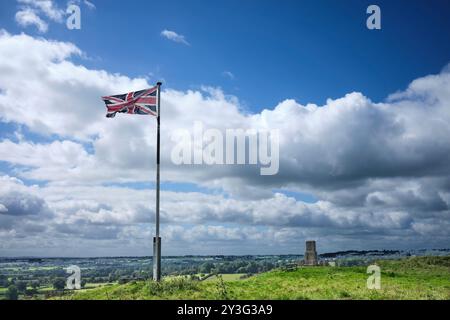 Union Flag (Union Jack) fliegt über Castle Hill, nur in Wiltshire Stockfoto