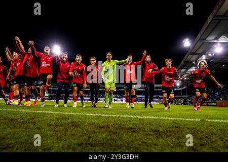 Doetinchem, Niederlande. September 2024. DOETINCHEM, NIEDERLANDE - 13. SEPTEMBER: Die Mannschaft von Helmond Sport feiert ihren Sieg nach dem niederländischen Keuken Kampioen Divisie Spiel zwischen de Graafschap und Helmond Sport im Stadion de Vijverberg am 13. September 2024 in Doetinchem, Niederlande. (Foto von Rene Nijhuis/Orange Pictures) Credit: Orange Pics BV/Alamy Live News Stockfoto