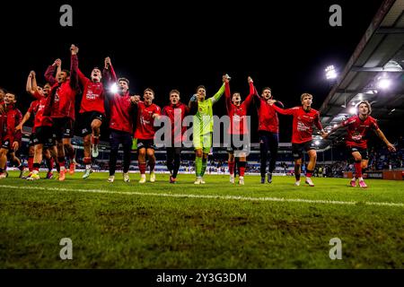 Doetinchem, Niederlande. September 2024. DOETINCHEM, NIEDERLANDE - 13. SEPTEMBER: Die Mannschaft von Helmond Sport feiert ihren Sieg nach dem niederländischen Keuken Kampioen Divisie Spiel zwischen de Graafschap und Helmond Sport im Stadion de Vijverberg am 13. September 2024 in Doetinchem, Niederlande. (Foto von Rene Nijhuis/Orange Pictures) Credit: Orange Pics BV/Alamy Live News Stockfoto