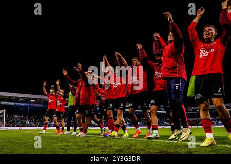 Doetinchem, Niederlande. September 2024. DOETINCHEM, NIEDERLANDE - 13. SEPTEMBER: Die Mannschaft von Helmond Sport feiert ihren Sieg nach dem niederländischen Keuken Kampioen Divisie Spiel zwischen de Graafschap und Helmond Sport im Stadion de Vijverberg am 13. September 2024 in Doetinchem, Niederlande. (Foto von Rene Nijhuis/Orange Pictures) Credit: Orange Pics BV/Alamy Live News Stockfoto