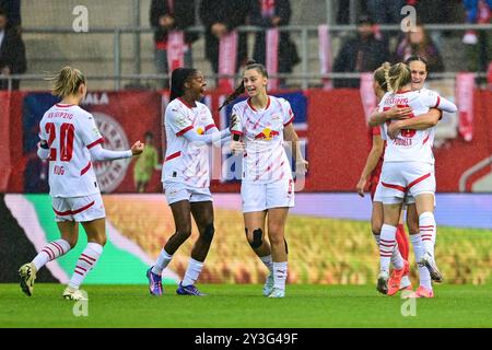 Leipziger Spielerinnen mit Torjubel, Jubel, Torjubel, Torerfolg, feiern das Tor, Torfeier, Jubel ueber das Tor zum 0:1 durch Vanessa Fudalla (RB Leipzig, 10) (1.v.re.), optimistisch, Aktion, Aktion, 13.09.2024, München (Deutschland), Fussball, Google Pixel Frauen-Bundesliga, FC Bayern München - RB Leipzig, DFB/DFL DIE VERWENDUNG VON FOTOGRAFIEN ALS BILDSEQUENZEN UND/ODER QUASI-VIDEO ist VERBOTEN. Stockfoto