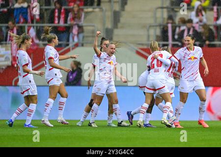 Leipziger Spielerinnen mit Torjubel, Jubel, Torjubel, Torerfolg, feiern das Tor, Goal, Celebration, Jubel ueber das Tor zum 0:1 durch Vanessa Fudalla (RB Leipzig, 10) )2.v.re.) optimistisch, Action, Aktion, 13.09.2024, München (Deutschland), Fussball, Google Pixel Frauen-Bundesliga, FC Bayern München - RB Leipzig, DFB/DFL BESTIMMUNGEN VERBIETEN DIE VERWENDUNG VON FOTOGRAFIEN ALS BILDSEQUENZEN UND/ODER QUASI-VIDEO. Stockfoto