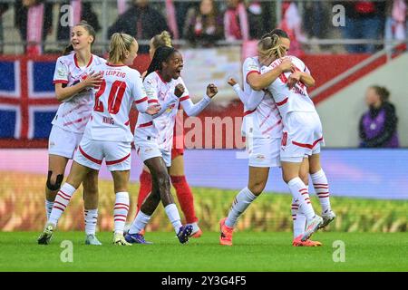 Leipziger Spielerinnen mit Torjubel, Jubel, Torjubel, Torerfolg, feiern das Tor, Torfeier, Jubel ueber das Tor zum 0:1 durch Vanessa Fudalla (RB Leipzig, 10) (1.v.re.), optimistisch, Aktion, Aktion, 13.09.2024, München (Deutschland), Fussball, Google Pixel Frauen-Bundesliga, FC Bayern München - RB Leipzig, DFB/DFL DIE VERWENDUNG VON FOTOGRAFIEN ALS BILDSEQUENZEN UND/ODER QUASI-VIDEO ist VERBOTEN. Stockfoto