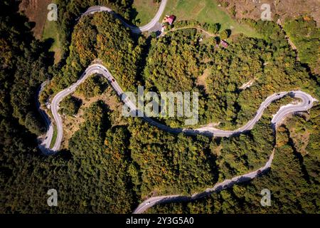 Der Blick aus der Luft auf die Serpentinenstraße im Durmitor National Park Stockfoto
