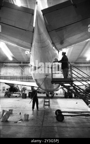 Ein Arbeiter arbeitet am 28. April 1959 in einem Flugzeug der Trans World Airlines Boeing 707 am Flughafen Idlewild. Stockfoto