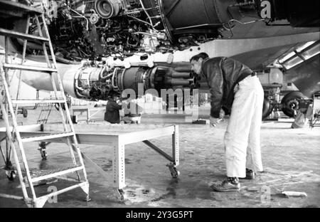 Ein Arbeiter arbeitet am 28. April 1959 in einem Flugzeug der Trans World Airlines Boeing 707 am Flughafen Idlewild. Stockfoto