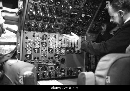 Ein Arbeiter arbeitet am 28. April 1959 in einem Flugzeug der Trans World Airlines Boeing 707 am Flughafen Idlewild. Stockfoto