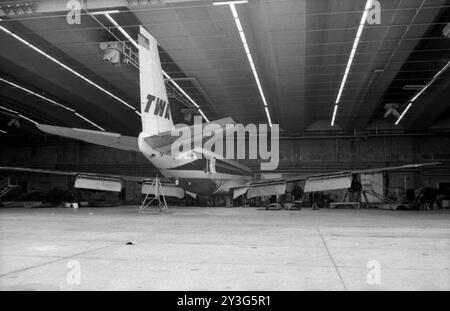 Ein Flugzeug der Trans World Airlines Boeing 707 parkte am 28. April 1959 in einem Kleiderbügel am Flughafen Idlewild. Stockfoto