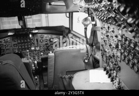 Das Cockpit und die Kontrolle eines Flugzeugs der Trans World Airlines Boeing 707 am Flughafen Idlewild am 28. April 1959. Stockfoto