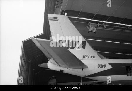 Am 28. April 1959 wurde ein Flugzeug der Trans World Airlines Boeing 707 am Flughafen Idlewild angefahren. Stockfoto