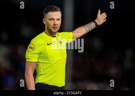 Doetinchem, Niederlande. September 2024. DOETINCHEM, NIEDERLANDE - 13. SEPTEMBER: Schiedsrichter Robin Hensgens Gesten beim niederländischen Keuken Kampioen Divisie Spiel zwischen de Graafschap und Helmond Sport im Stadion de Vijverberg am 13. September 2024 in Doetinchem, Niederlande. (Foto von Rene Nijhuis/Orange Pictures) Credit: dpa/Alamy Live News Stockfoto