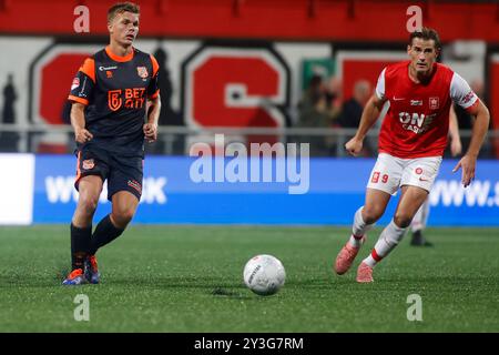 Maastricht, Niederlande. September 2024. MAASTRICHT, NIEDERLANDE - 13. SEPTEMBER: Alex Plat vom FC Volendam übergibt den Ball während des Matches MVV Maastricht zwischen dem FC Volendam am 13. September 2024 in de Geusselt in Maastricht, Niederlande. (Foto von Orange Pictures/Orange Pictures) Credit: dpa/Alamy Live News Stockfoto