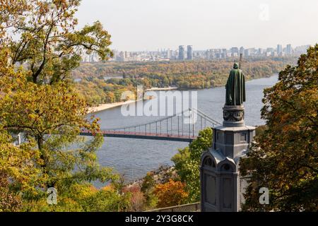 Blick auf den Fluss Dnieper und das Denkmal für den Heiligen Großherzog von Kiew Wladimir dem Großen (erbaut 1853). Prinz Wladimir brachte das Christentum mit Stockfoto