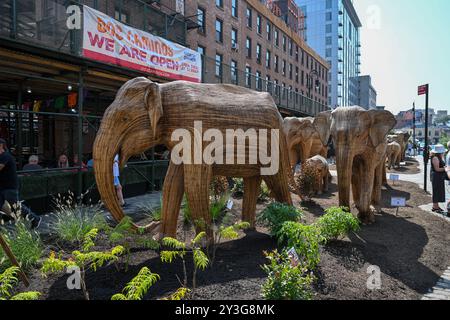 Lebensgroße Elefantenskulpturen sind während der Ausstellung „Great Elephant Migration“ im Chelsea District am 13. September 2024 in New York City zu sehen. Stockfoto