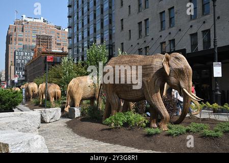 Lebensgroße Elefantenskulpturen sind während der Ausstellung „Great Elephant Migration“ im Chelsea District am 13. September 2024 in New York City zu sehen. Stockfoto