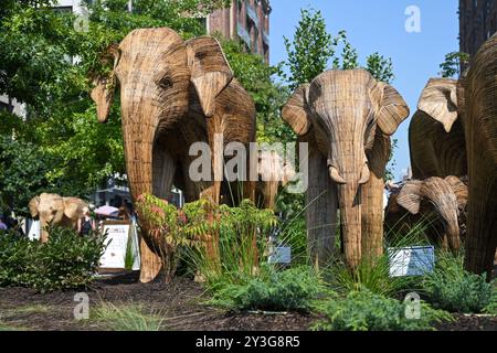 Lebensgroße Elefantenskulpturen sind während der Ausstellung „Great Elephant Migration“ im Chelsea District am 13. September 2024 in New York City zu sehen. Stockfoto