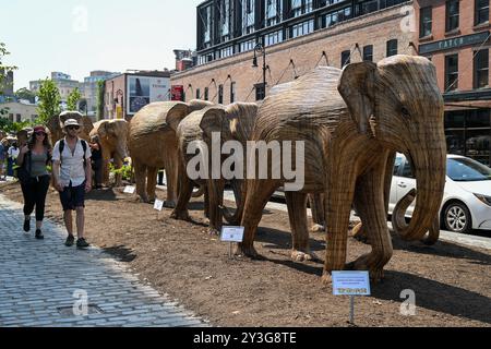 Lebensgroße Elefantenskulpturen sind während der Ausstellung „Great Elephant Migration“ im Chelsea District am 13. September 2024 in New York City zu sehen. Stockfoto