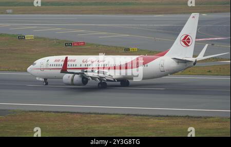 ISTANBUL, TURKIYE - 17. JUNI 2023: Air Algerie Boeing 737-8D6 (30206) landet am Flughafen Istanbul Stockfoto