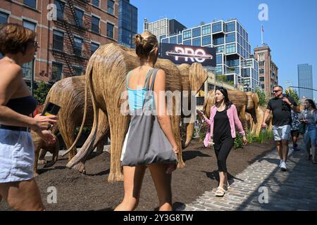 Lebensgroße Elefantenskulpturen sind während der Ausstellung „Great Elephant Migration“ im Chelsea District am 13. September 2024 in New York City zu sehen. Stockfoto