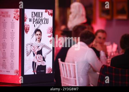 Ein Poster mit der Schauspielerin Lily Collins als Emily Cooper ist während der Premiere des vierten Teils der Netflix-Serie „Emily in Paris“ am 12. September 2024 in Krakau, Polen zu sehen. (Foto: Beata Zawrzel/NurPhoto)0 Credit: NurPhoto SRL/Alamy Live News Stockfoto