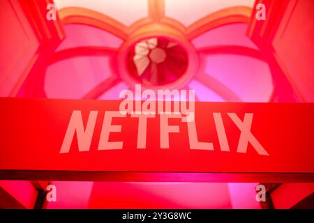 Das Netflix-Logo wird während der Premiere des vierten Teils der Netflix-Serie „Emily in Paris“ am 12. September 2024 in Krakau, Polen, gezeigt. (Foto: Beata Zawrzel/NurPhoto) Credit: NurPhoto SRL/Alamy Live News Stockfoto