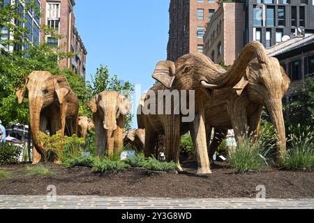 Lebensgroße Elefantenskulpturen sind während der Ausstellung „Great Elephant Migration“ im Chelsea District am 13. September 2024 in New York City zu sehen. Stockfoto