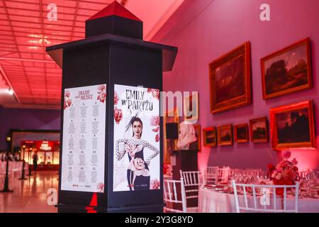 Ein Poster mit der Schauspielerin Lily Collins als Emily Cooper ist während der Premiere des vierten Teils der Netflix-Serie „Emily in Paris“ am 12. September 2024 in Krakau, Polen zu sehen. (Foto: Beata Zawrzel/NurPhoto)0 Credit: NurPhoto SRL/Alamy Live News Stockfoto