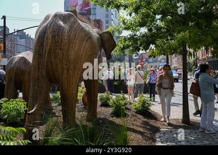 Lebensgroße Elefantenskulpturen sind während der Ausstellung „Great Elephant Migration“ im Chelsea District am 13. September 2024 in New York City zu sehen. Stockfoto