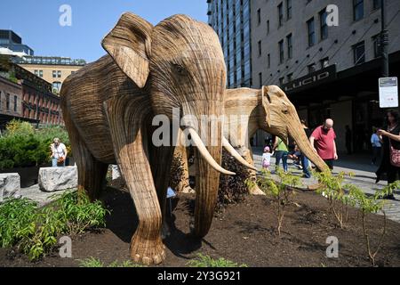 Lebensgroße Elefantenskulpturen sind während der Ausstellung „Great Elephant Migration“ im Chelsea District am 13. September 2024 in New York City zu sehen. Stockfoto