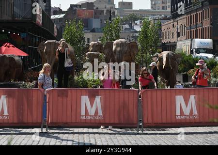 Lebensgroße Elefantenskulpturen sind während der Ausstellung „Great Elephant Migration“ im Chelsea District am 13. September 2024 in New York City zu sehen. Stockfoto