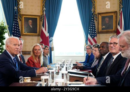 Washington, Usa. September 2024. US-Präsident Joe Biden trifft sich am Freitag, den 13. September 2024, im Blue Room im Weißen Haus in Washington mit dem britischen Premierminister Keir Starmer. Foto: Yuri Gripas/UPI Credit: UPI/Alamy Live News Stockfoto