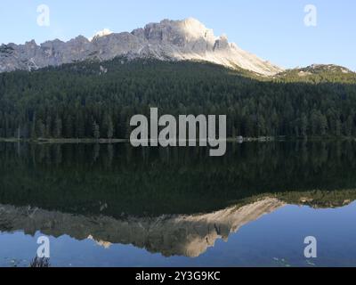 Dolomitenberg im Sommer mit Reflexion in einem See Stockfoto