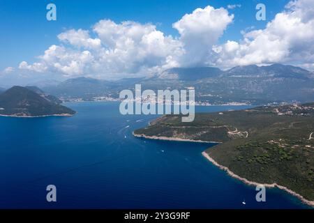 Eingang zur Bucht von Boka Kotor, aus der vogelperspektive von Mamula isle Stockfoto