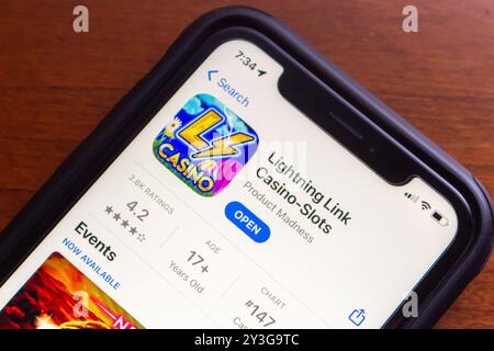 Die Lightning Link Casino-App wird im App Store angezeigt. Lightning Link Casino ist eine kostenlose Social Casino Spielautomat-App, die von Product Madness entwickelt wurde Stockfoto