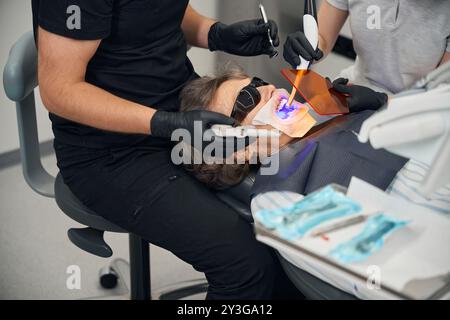 Lady bekommt eine Photopolymerfüllung Stockfoto