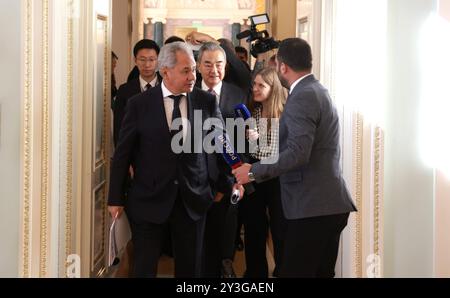 Strelna, Russland. September 2024. Der Sekretär des russischen Sicherheitsrats Sergei Shoigu, links, und der chinesische Außenminister Wang Yi, Mitte, verlassen nach einem Treffen mit hochrangigen BRICS-Beamten, die für Sicherheitsfragen im Konstantischen Palast am 12. September 2024 in Strelna, St. Petersburg, Russland, zuständig sind. Quelle: Vyacheslav Prokofyev/Kreml Pool/Alamy Live News Stockfoto