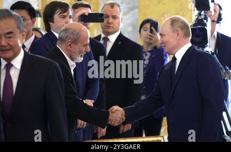 Strelna, Russland. September 2024. Der russische Präsident Wladimir Putin, rechts, schüttelt die Hand mit dem linken Sekretär des Obersten Nationalen Sicherheitsrates des Iran, Ali Ahmadian, vor einem Treffen mit hochrangigen Beamten der BRICS, die für Sicherheitsfragen zuständig sind, im Konstantin-Palast am 12. September 2024 in Strelna, St. Petersburg, Russland. Quelle: Vyacheslav Prokofyev/Kreml Pool/Alamy Live News Stockfoto