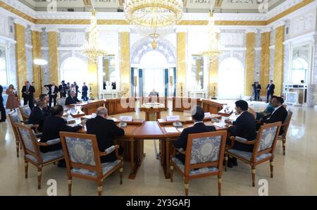 Strelna, Russland. September 2024. Der russische Präsident Wladimir Putin, Zentrum, nimmt am 12. September 2024 in Strelna, St. Petersburg, Russland, an einem Treffen mit hochrangigen Beamten der BRICS Teil, die für Sicherheitsfragen zuständig sind. Quelle: Vyacheslav Prokofyev/Kreml Pool/Alamy Live News Stockfoto