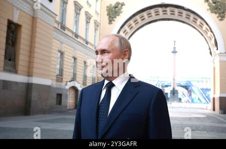 St. Petersburg, Russland. September 2024. Der russische Präsident Wladimir Putin hört auf, mit den Medien zu sprechen, nachdem er eine Rede während einer Plenarsitzung des 10. St. Petersburg International United Cultures Forums am 12. September 2024 im Staatlichen Eremitage Museum in St. Petersburg, Russland gehalten hat. Quelle: Vyacheslav Prokofyev/Kreml Pool/Alamy Live News Stockfoto