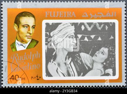 Gestempelte Briefmarke von Fujairah (Fujeira), die Filmstar Rudolph Valentino, um 1972 zeigt. Stockfoto