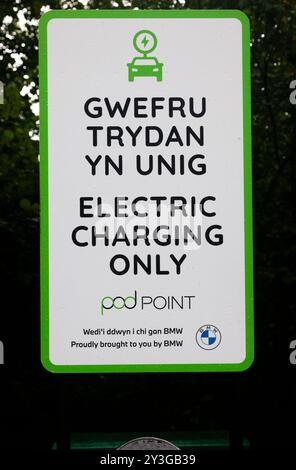 Schild „Electric Car Charging“ auf Walisisch und Englisch. Stockfoto