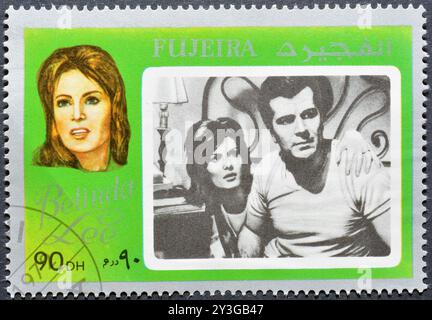 Gestempelte Briefmarke von Fujairah (Fujeira), die Filmstar Belinda Lee zeigt, um 1972. Stockfoto