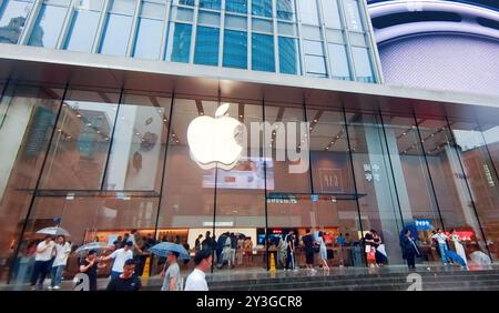 SHANGHAI, CHINA – 10. SEPTEMBER 2024 – Kunden trotzten dem Regen und erkundigten sich nach dem Austausch ihrer alten iphones gegen neue iphones bei Apples Flaggschiff Nanjin Stockfoto