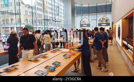 SHANGHAI, CHINA – 10. SEPTEMBER 2024 – Kunden trotzten dem Regen und erkundigten sich nach dem Austausch ihrer alten iphones gegen neue iphones bei Apples Flaggschiff Nanjin Stockfoto