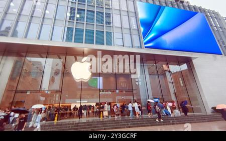 SHANGHAI, CHINA – 10. SEPTEMBER 2024 – Kunden trotzten dem Regen und erkundigten sich nach dem Austausch ihrer alten iphones gegen neue iphones bei Apples Flaggschiff Nanjin Stockfoto