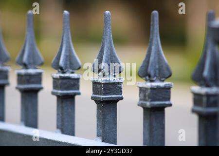 Schwarze schmiedeeiserne Zaunpfähle Stockfoto