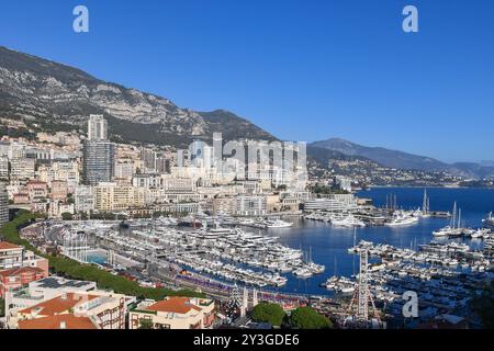 Panoramablick auf Monte Carlo mit Port Hercule, seit der Antike genutzt und im 20. Jahrhundert vollständig umgebaut, Fürstentum Monaco Stockfoto