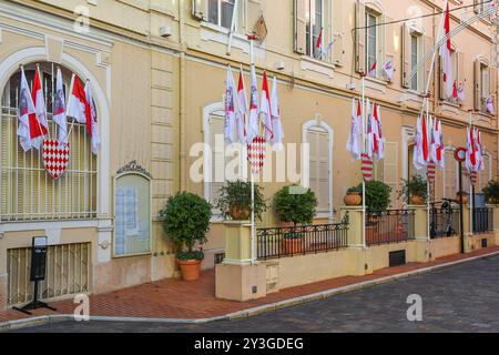 Flaggen zum hundertsten Geburtstag von Prinz Rainier III. Vor dem Rathaus des Mikrostaates an der französischen Riviera, Monaco Stockfoto