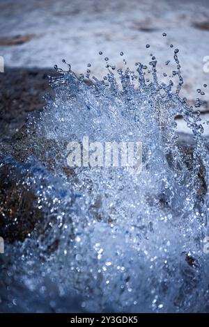 Wasser, das in Bewegung am Bassi Creek im El Dorado County Kalifornien gefroren wurde Stockfoto